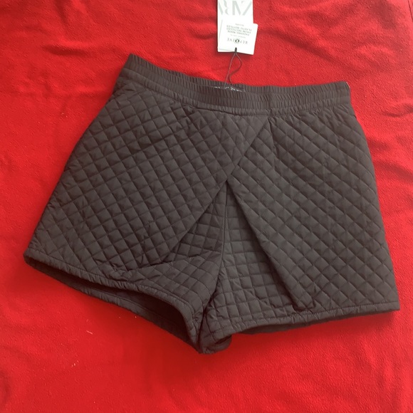 Black quilted shorts - Picture 2 of 3
